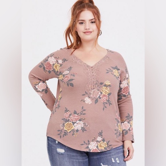💙Torrid Lacy Floral Henley NWT - Picture 2 of 8